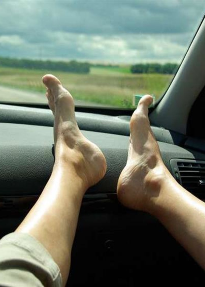 مخاطر وضعيات الجلوس الخاطئة للراكب الأمامي في السيارة