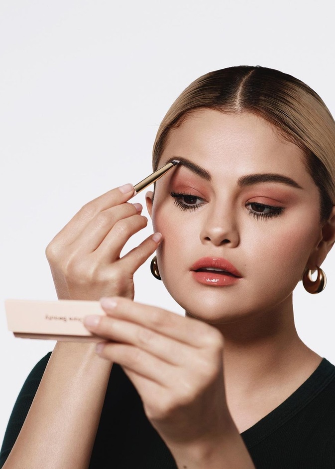 قواسم مشتركة بين مكياج سيلينا غوميز ومنة عرفة وخطوات تطبيقه