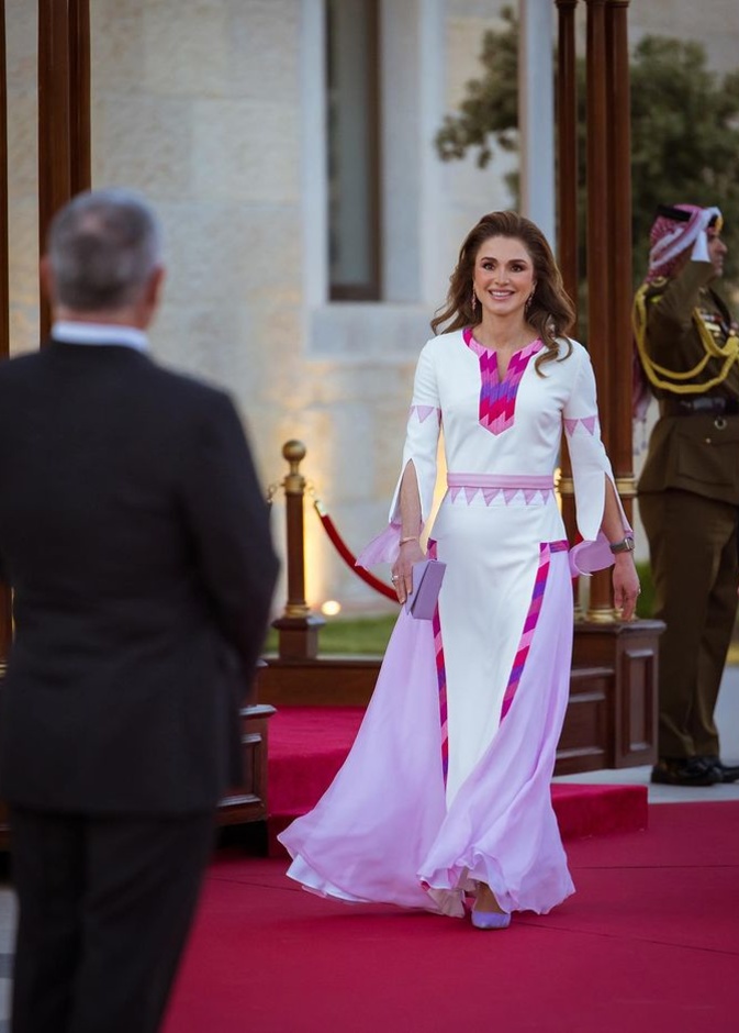 إطلالات الملكة رانيا الراقية بفستان أنيق باللّون الأبيض والوردي