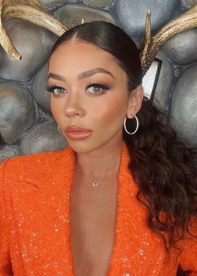 إطلالات جمالية لافتة لـ سارة هايلاند وطريقة تطبيقها بمناسبة إعلان زواجها 