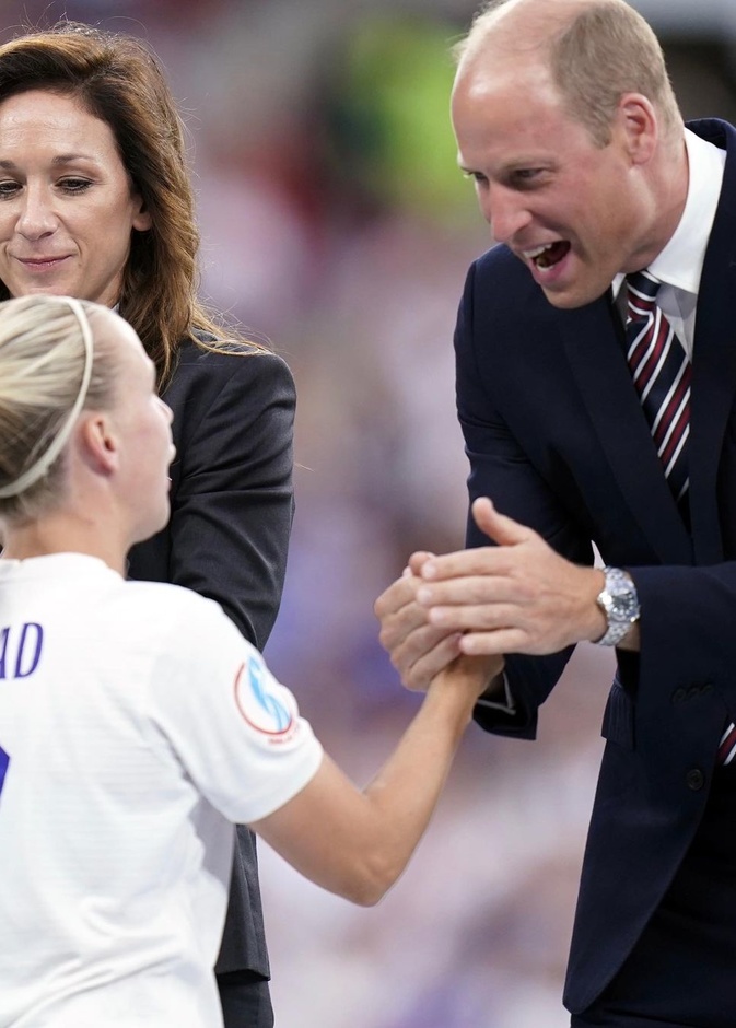 الأمير ويليام يهنئ أحد لاعبات منتخب كرة القدم للسيدات بعد فوزهن على ألمانيا