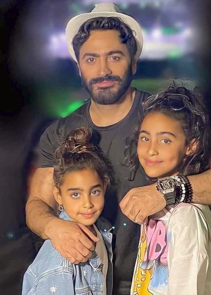 تامر حسني مع ابنتيه