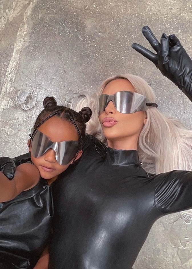 إطلالات كيم كارداشيان مع نورث ويست المنسقة تخطف الأنظار بالّلون الأسود