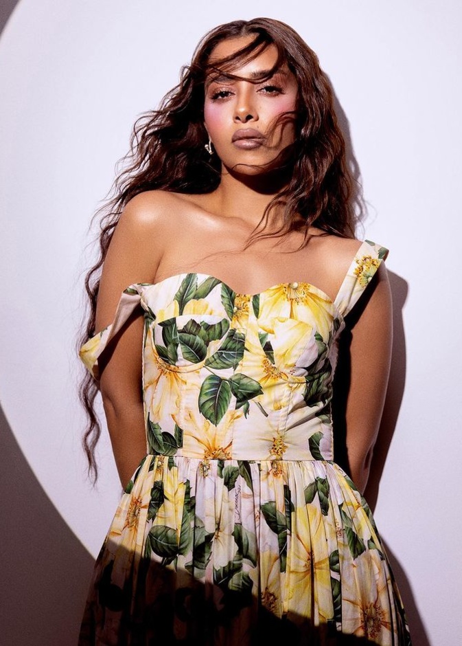 بلقيس فتحي بإطلالة لافتة بفستان معرق مميّز 