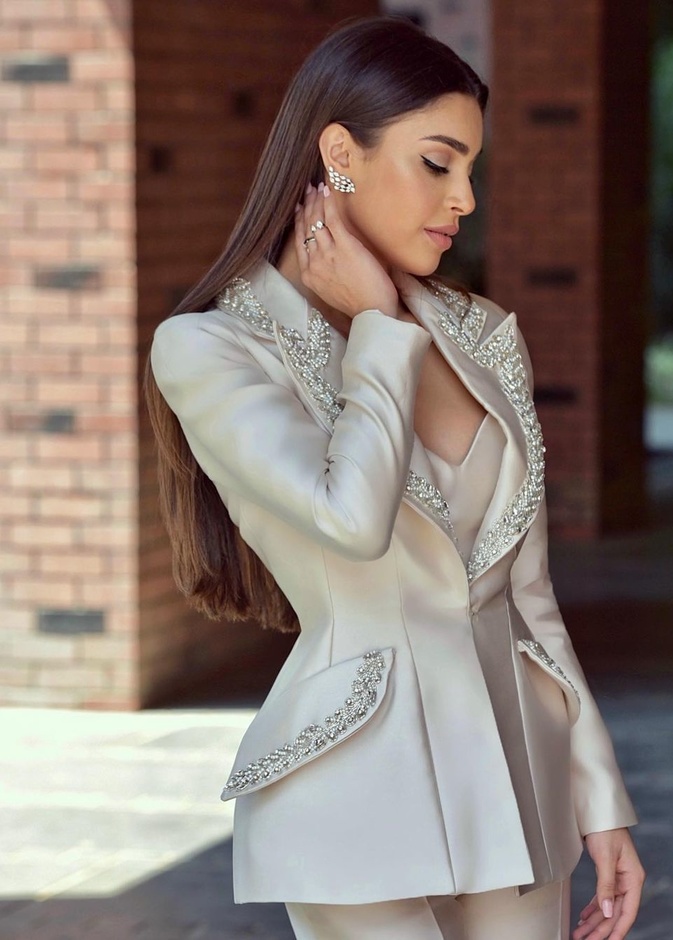 البدلة الرسمية تستهوي ياسمينا زيتون ملكة جمال لبنان بـ 3 إطلالات أنيقة