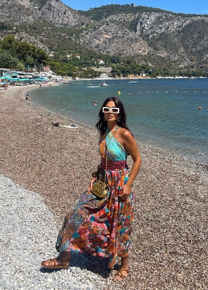 إطلالات مدونات الموضة أبرزهن ديما الأسدي بلوك حيوي بالألوان على البحر