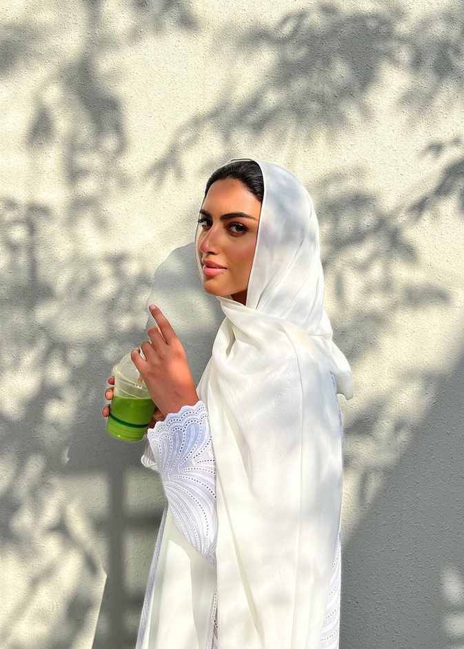اطلالات جاذبة بالعبايات العصرية من وحي "يارا النملة"