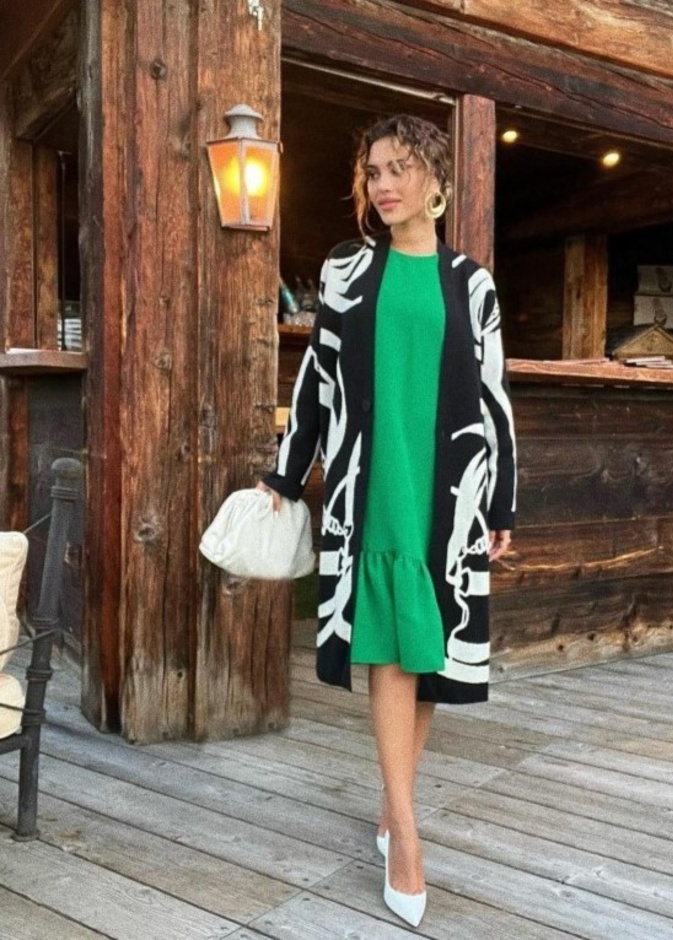 إطلالة جاذبة لنجود الرميحي بفستان أخضر وجاكيت جمع اللونين الأبيض والأسود