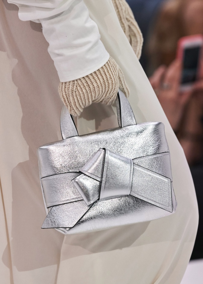الحقائب الفضية صيحة تتخطى المألوف في خريف 2022