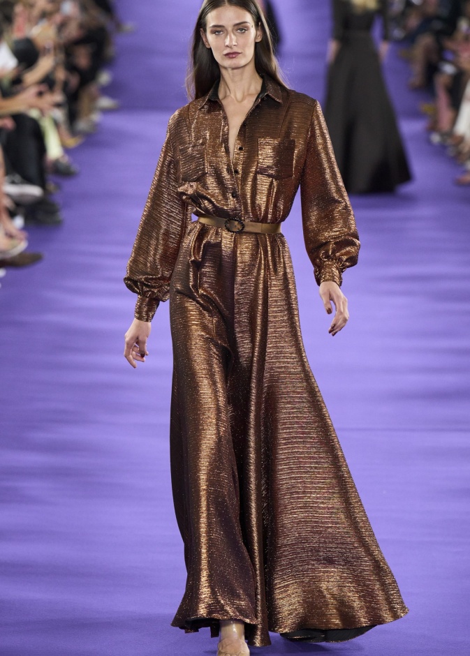 فساتين سهرة محتشمة وبراقة تألقي بها خلال يوم المرأة الإماراتية 2022