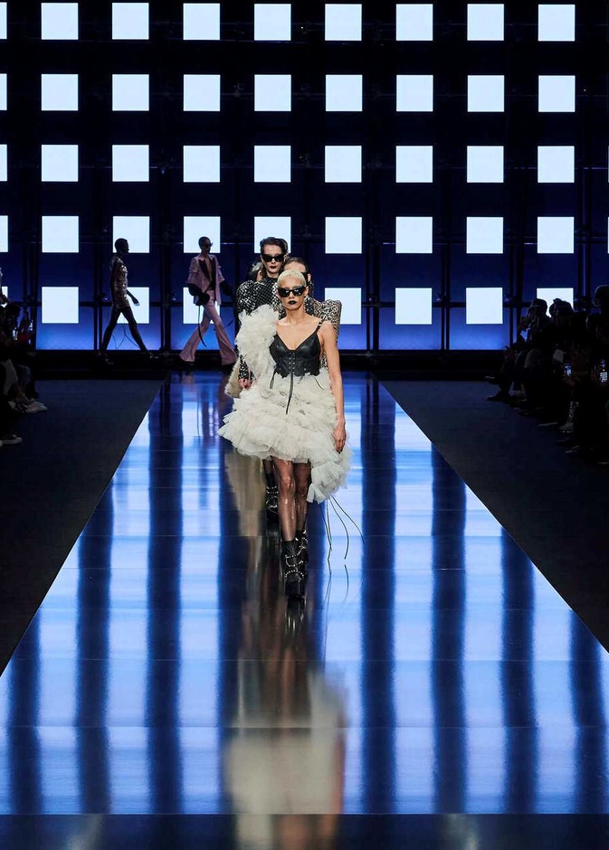 7 إطلالات بأسلوب البانك على منصات عرض خريف وشتاء 2022