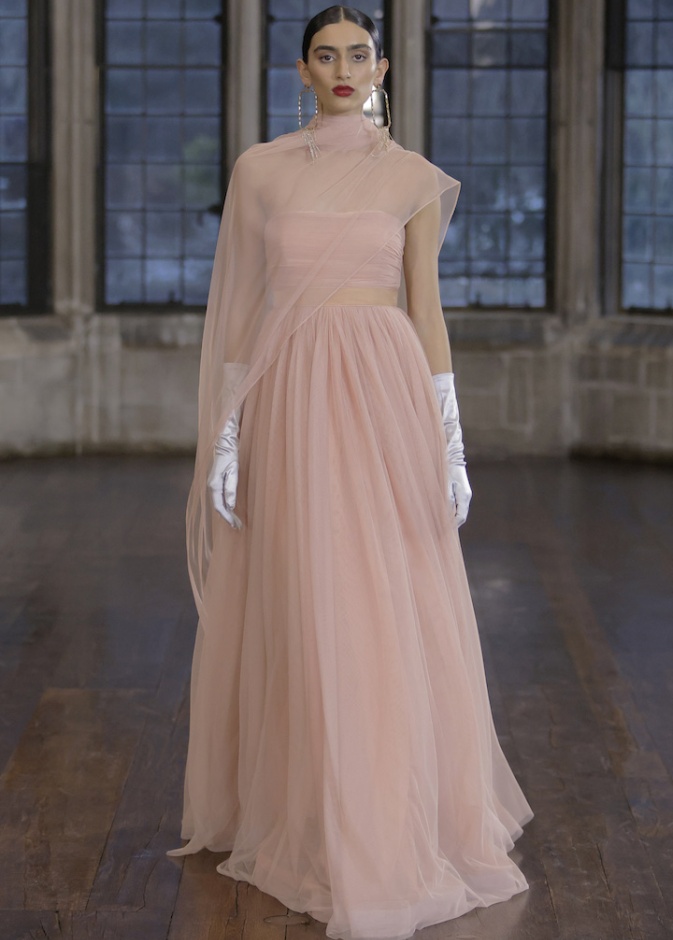 التول الأنثوي بفستان ناعم ومرهف باللون الزهري الفاتح من Badgley Mischka