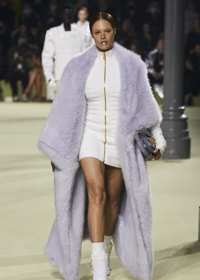 تنسيق اللّون الأبيض للخريف مع الأسود من MAx Mara