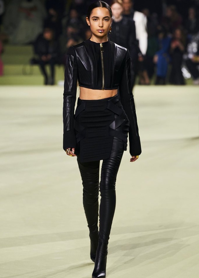 7 إطلالات بأسلوب الدرّاج "بايكر" لفتتنا على خشبات عروض خريف وشتاء 2022