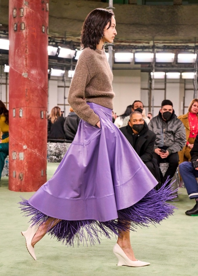 7 إطلالات يتألق فيها البنفسجي على منصات عرض خريف وشتاء 2022