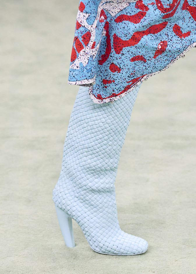 طرق تنسيق أحذية ملفتة باللون الازرق لإطلالات خريف 2022