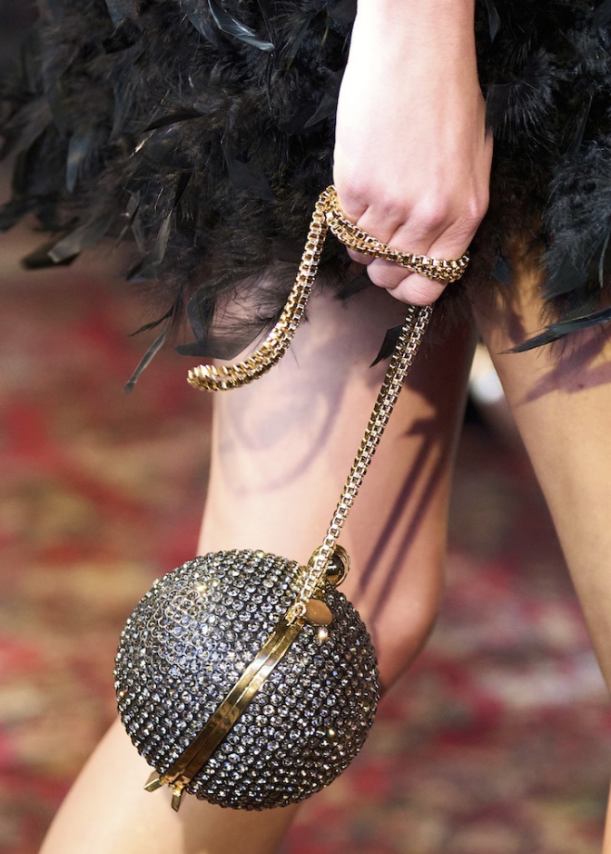 شكل الكرة بحقيبة سهرة مرصّعة بالأحجار الصغيرة والبرّاقة من Bronx and Banco