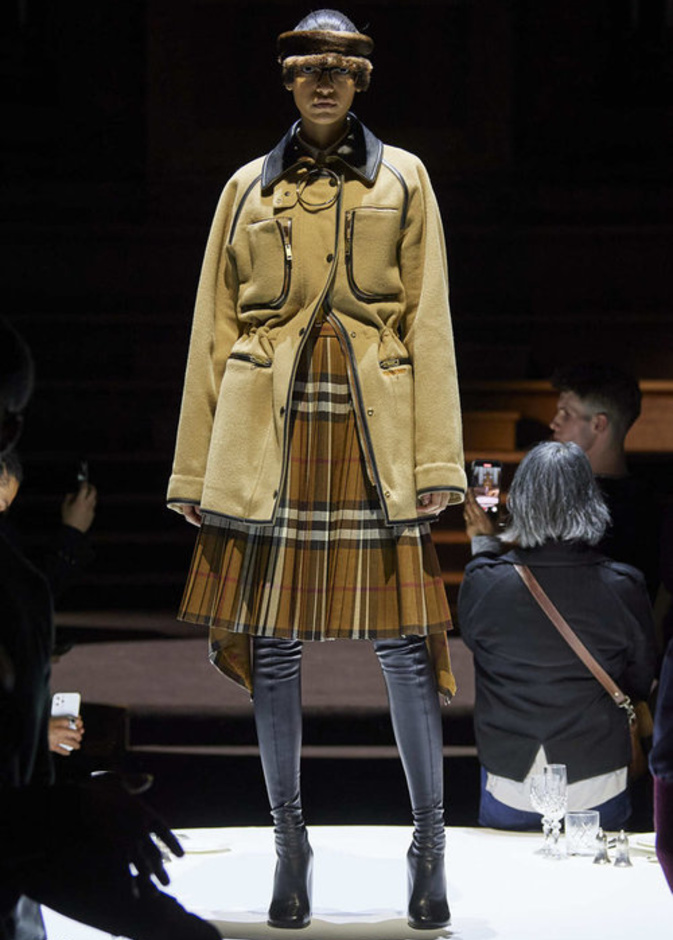 طرق تنسيق تنانير الكارو العصرية في خريف 2022 بأسلوب ملفت