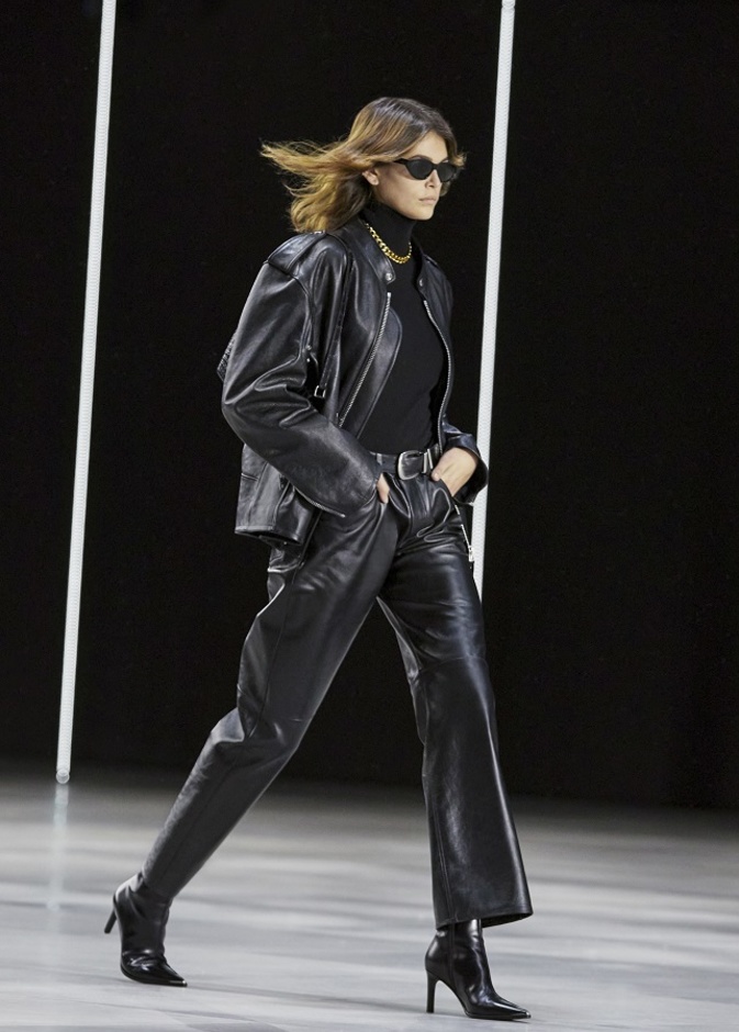 تنسيق طقم لافت من الجلد الأسود بأسلوب Celine المميّز