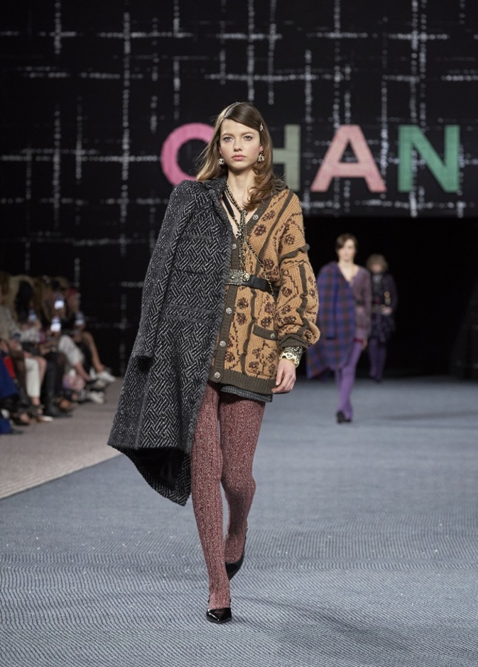 إطلالات بقماش التويد صيحة خريف 2022 بأسلوب CHANEL