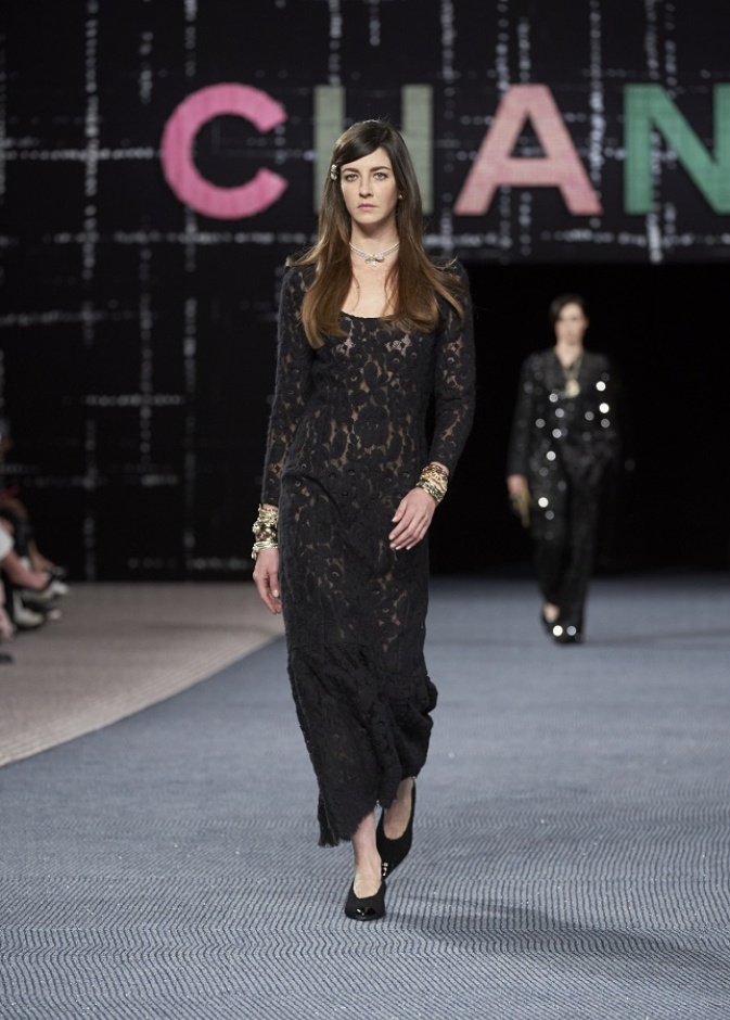 موديلات أزياء بقماش الدانتيل للوك أنيق ومميّز لخريف 2022 من CHANEL