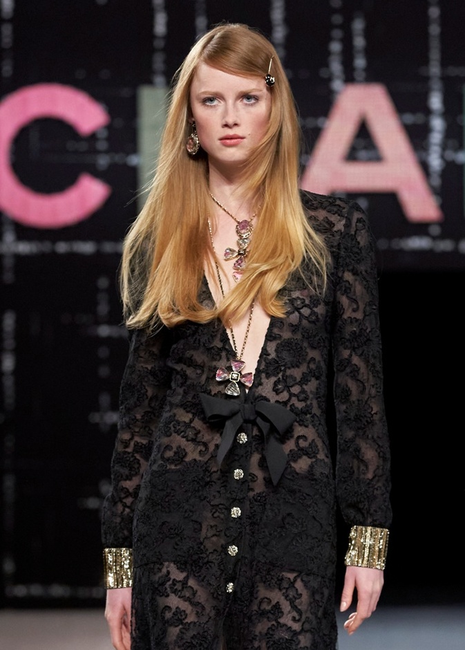 إطلالات لامعة لافتة وشفافة لدى Dolce&Gabbana