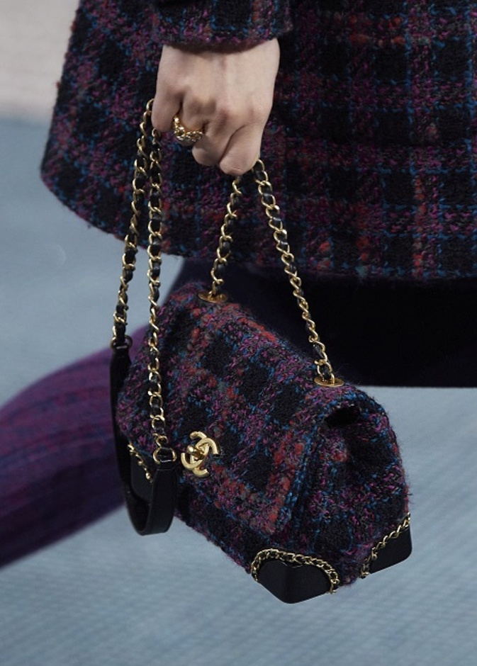 موديلات حقائب بتصميم صغير بقماش خريفي لافت من CHANEL