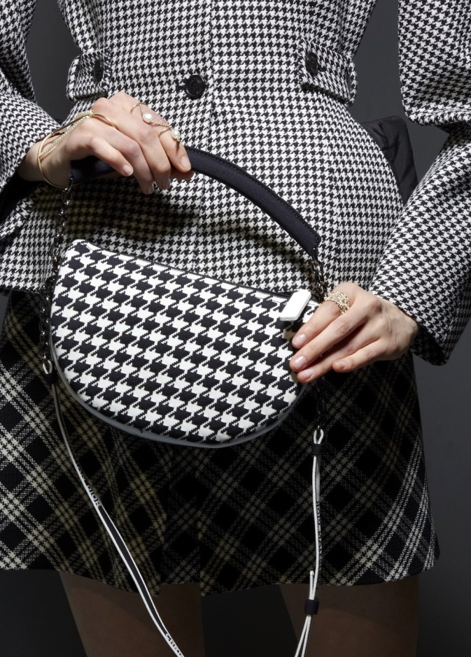 حقيبة عصرية بلوني الأبيض والأسود لإطلالة شبابية وساحرة في خريف 2022