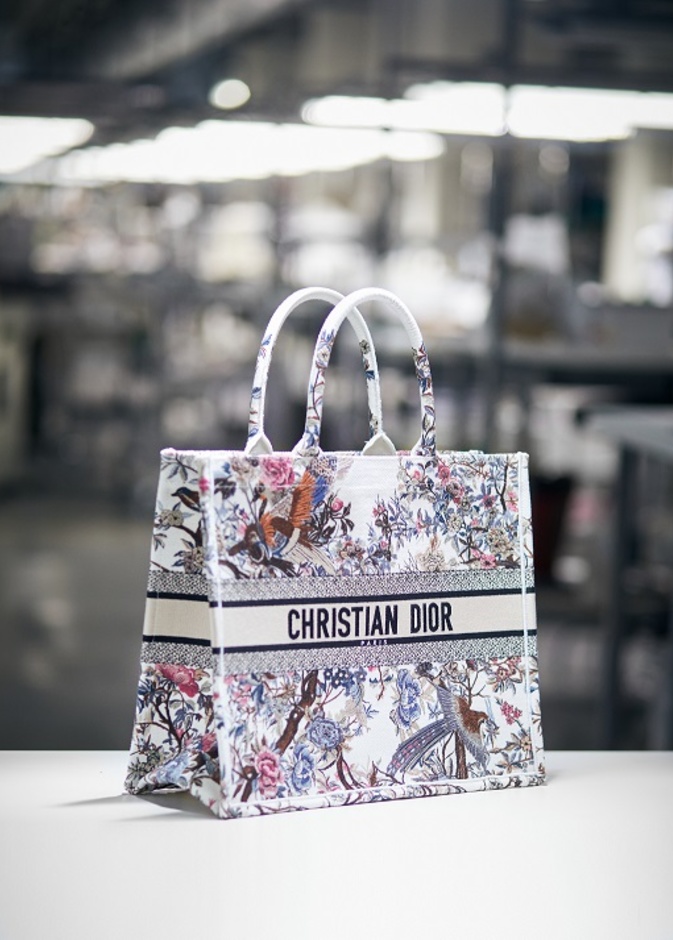 حقيبة Dior Book Tote بحلة جديدة تناسب موسم الشتاء القادم