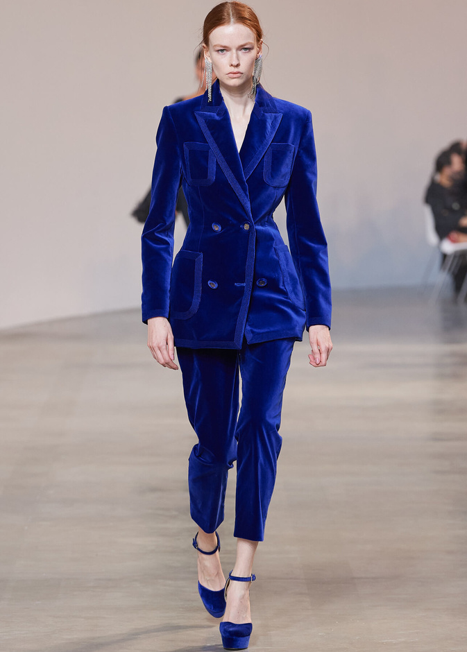 موضة البدلات الملونة صيحة عصرية وجريئة في خريف 2022