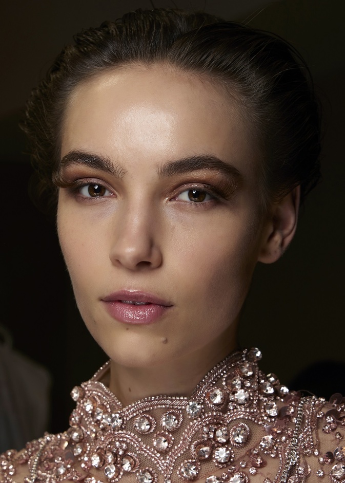 ألوان أحمر شفاه كلاسيكية اجعليها حلفيك الجمالي في سهرات صيف 2022