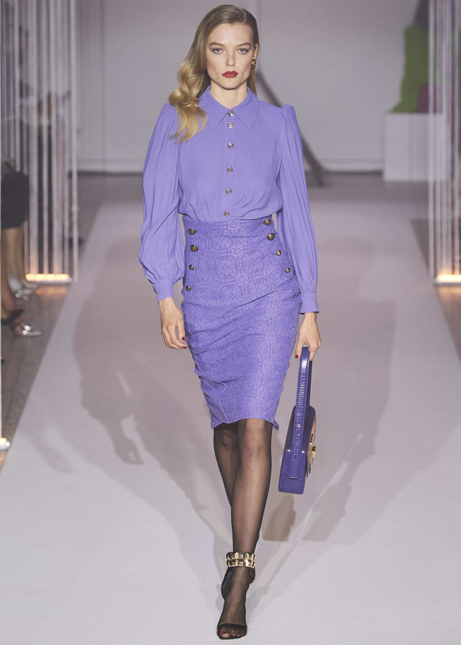 أفكار مختلفة لتتألقي بموضة الملابس البنفسجية في خريف 2022 