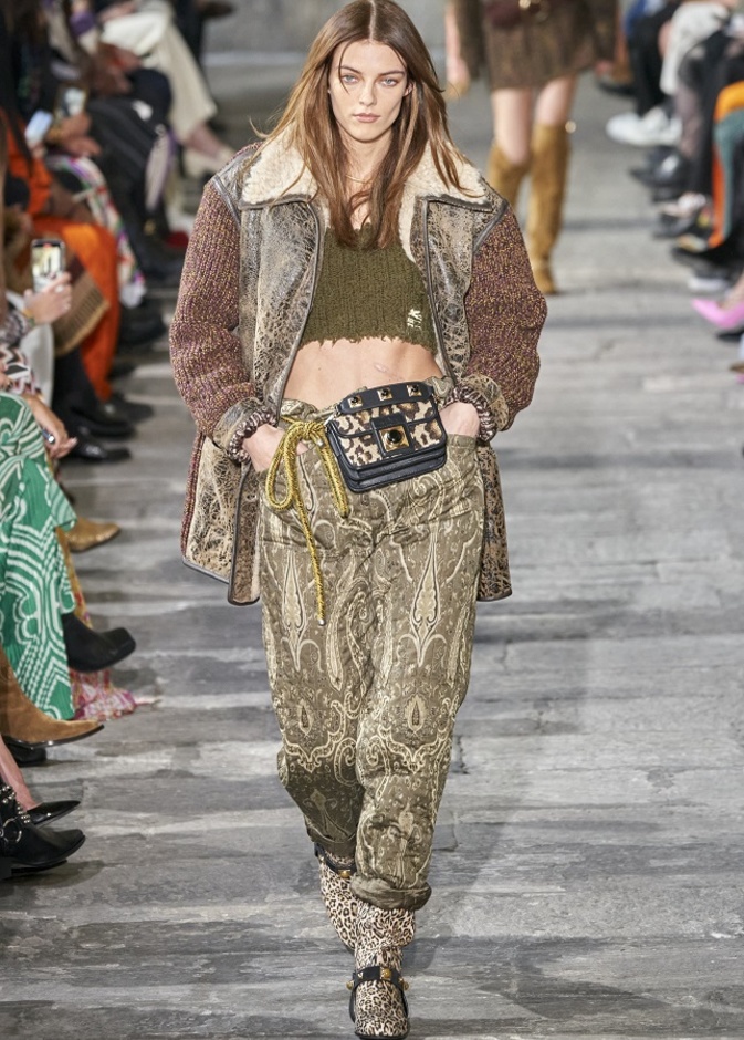 تنسيق إطلالات باللّون الزيتي صيحة موسم خريف 2022-2023