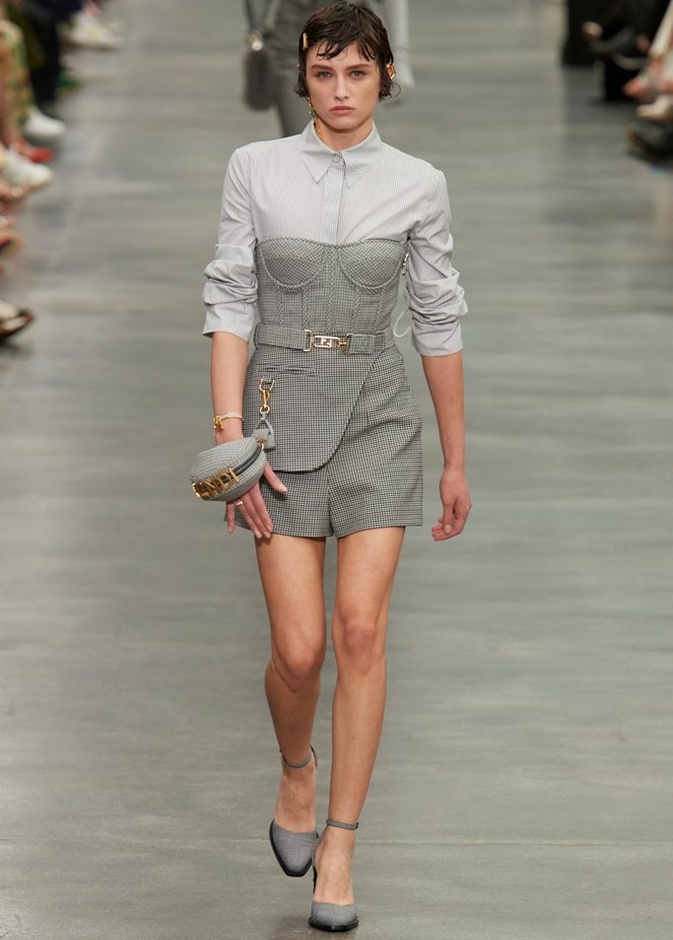 7 دور أزياء عالمية اعتمدت الكورسيهات في عروض أزياء خريف وشتاء 2022