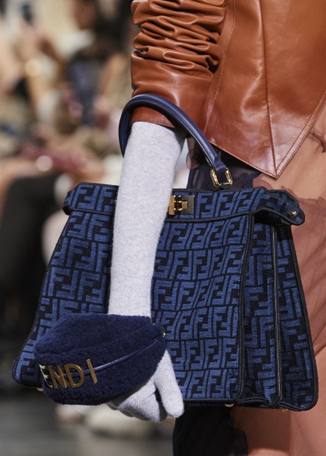 حقائب شتاء 2023 بتصميم كبير صيحة هذا الموسم من Fendi