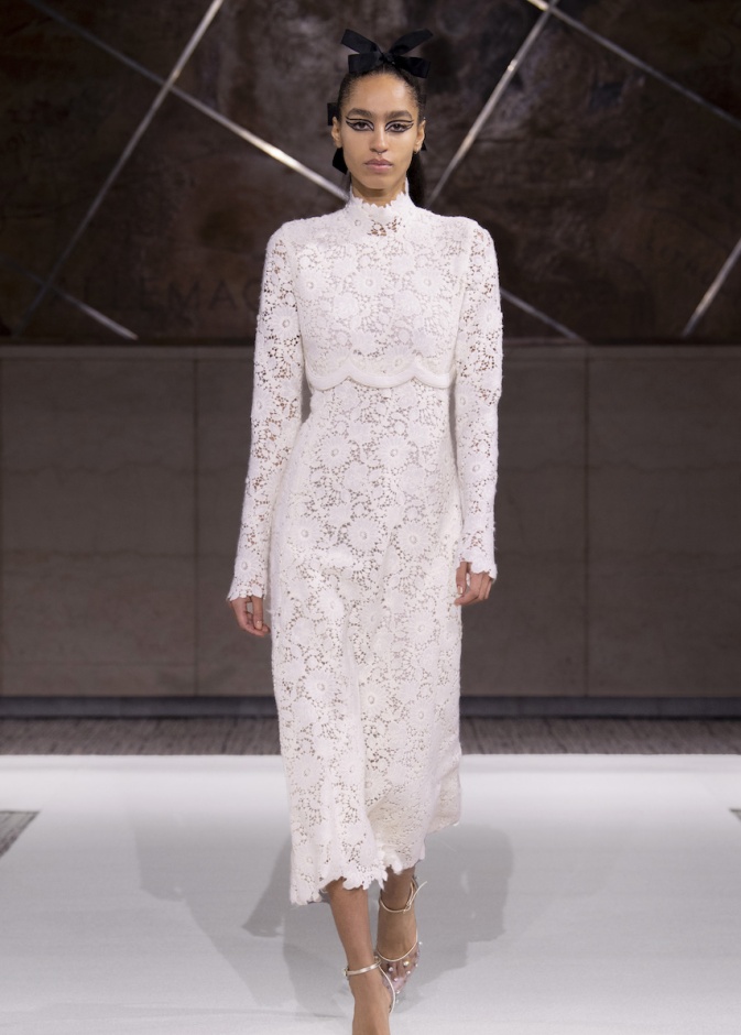 أفكار لاعتماد قماش الدانتيل لاطلالة أنثوية ناعمة 