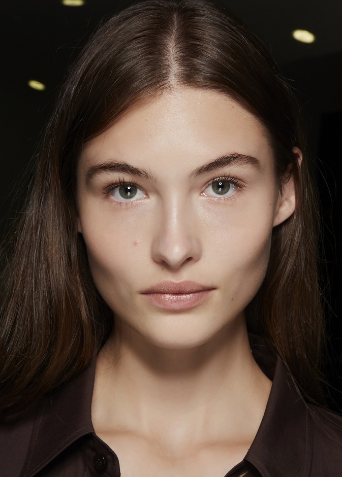 مكياج نيود من وحي عارضة دار Givenchy 