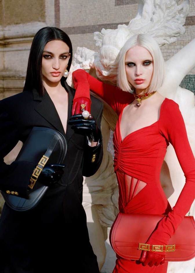 Versace تقدم مجموعة جديدة من الحقائب والإكسسوارات GRECA GODDESS