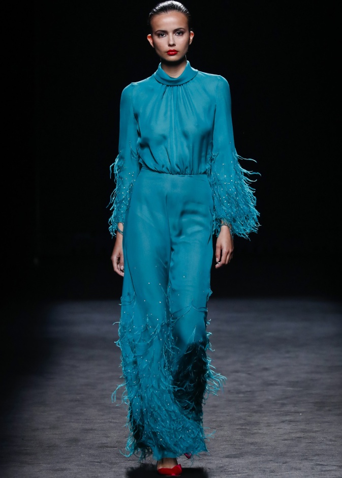 تنسيق البنطلون الأزرق المشرق بطريقة عصرية في خريف 2022