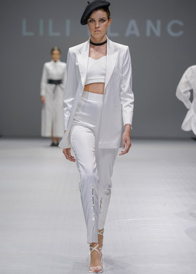  موضة البليزر الأبيض بأسلوب عصري في خريف 2022