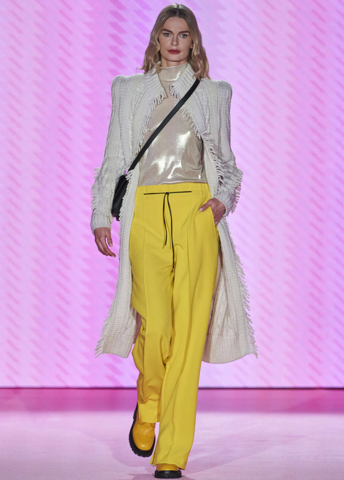 أفكار ملفتة لتنسيق بناطيل اللون الأصفر 