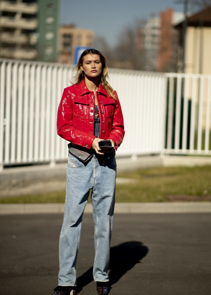 إليكِ أبرز 3 طرق لتنسيق السروال الدنيم الواسع للوك خريفي مميّز