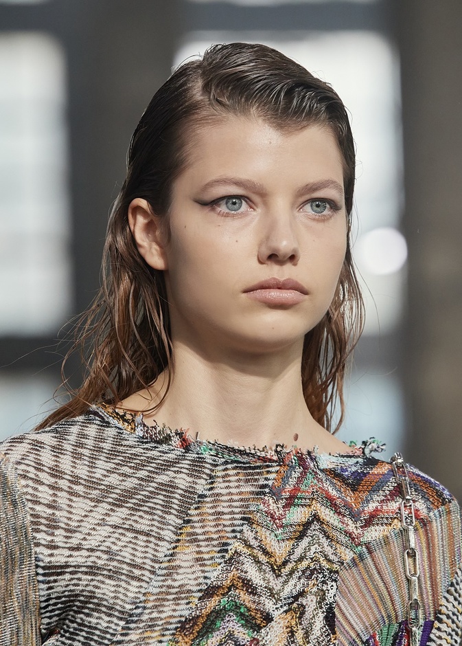 تسريحات الشعر المبلل لا غنى عنها في صيف 2022 ..إليك أجمل الأساليب لتطبيقها