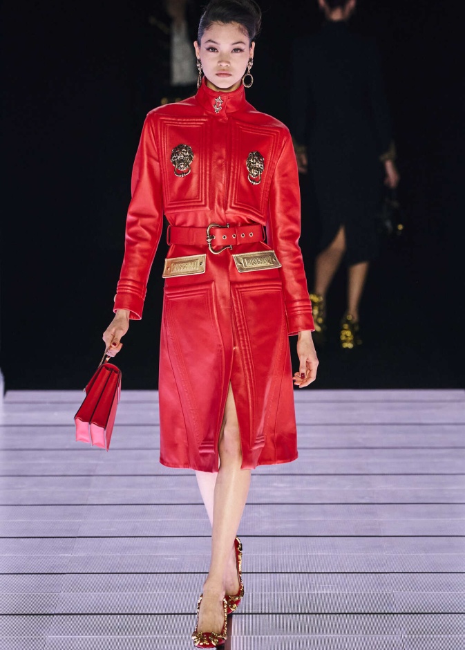 أفكار قصات أزياء باللون الأحمر موضة خريف 2022 