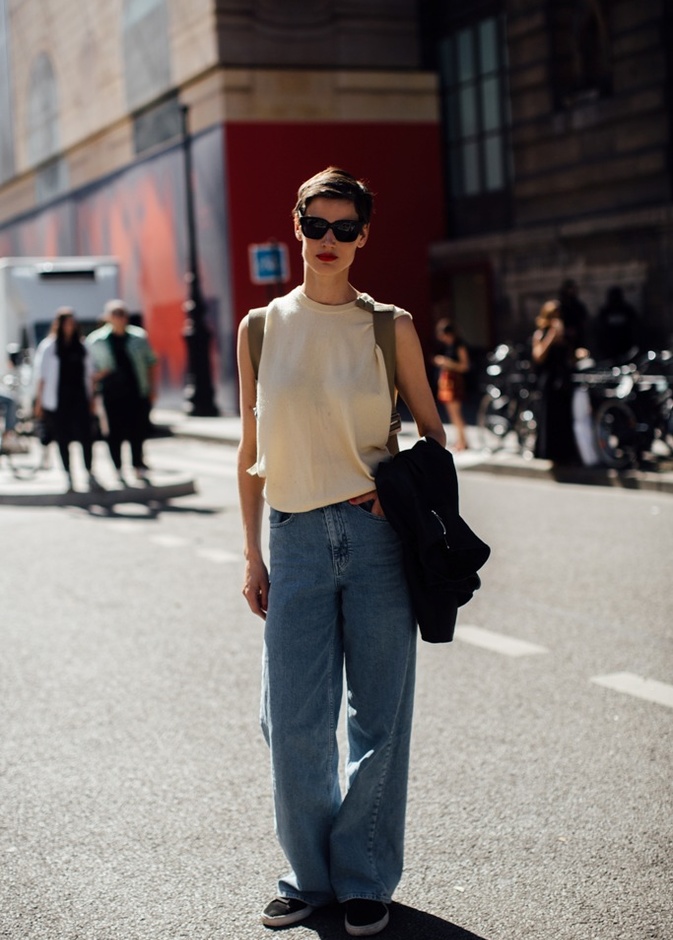 السراويل الواسعة والأحذية المسطحة... كل ما تريدين معرفته عن صيحة Back To School