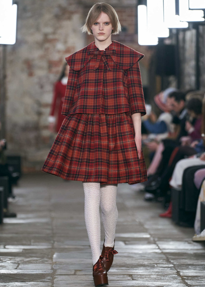 طرق تنسيق تنانير الكارو العصرية بأساليب شبابية في خريف 2022