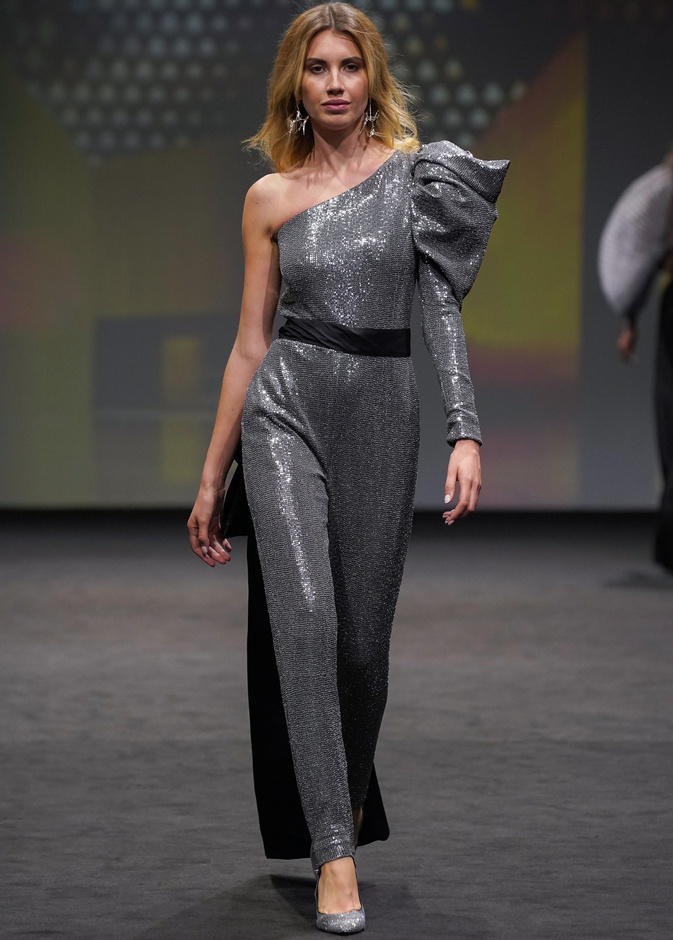 أجمل موديلات الجمبسوت البراق لسهرات خريف 2022 وطرق تنسيقها بأساليب عصرية