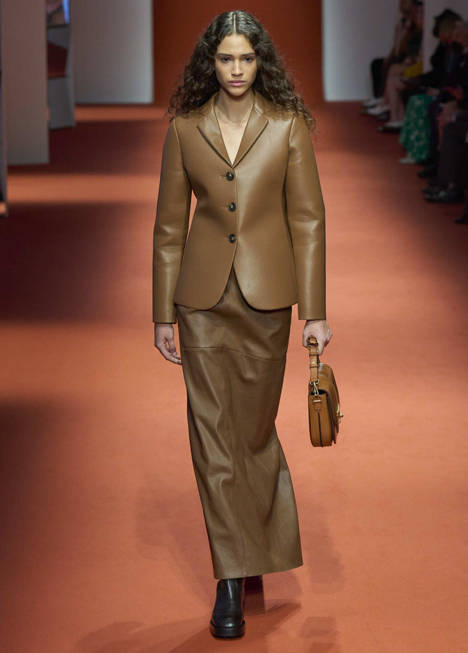 طرق تنسيق الملابس الكلاسيكية بتدرجات اللون البني في ساعات النهار