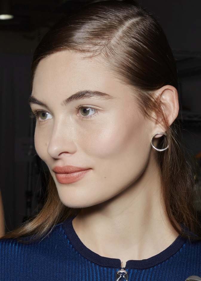 5 طرق طبيعية لمكافحة شيخوخة البشرة والحفاظ على بشرة شابة