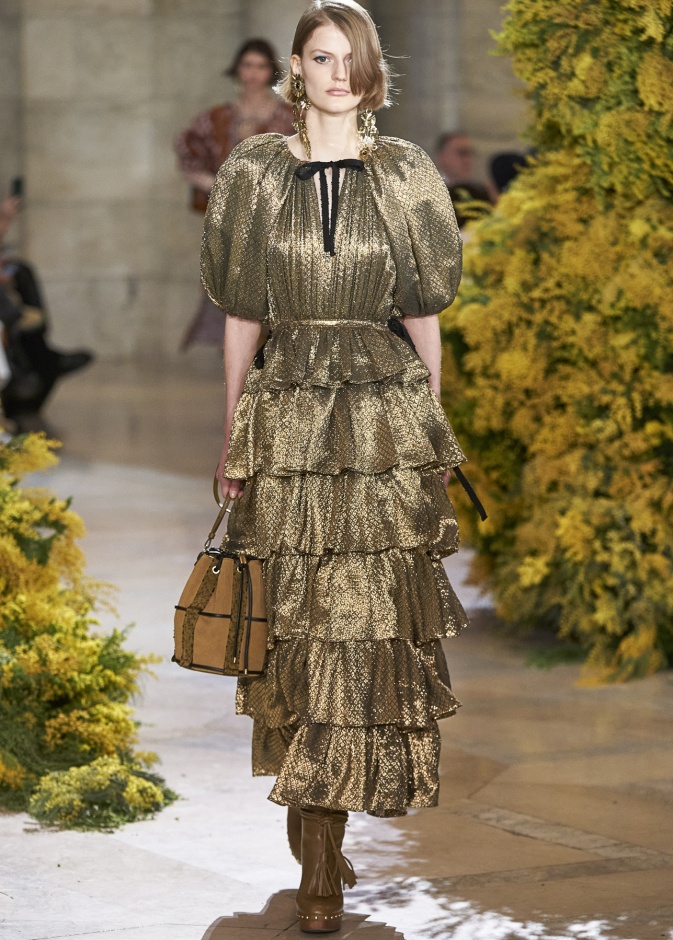 أجمل صيحات فساتين السهرة البراقة لجعل إطلالتك خارجة عن المألوف في خريف 2022